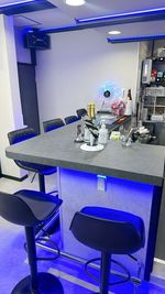 カウンター席2 - カラオケバー neo 梅田2号店の室内の写真