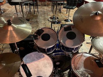 バスドラム、2タム(YAMAHA YD3000)
スネアドラム(PEARL FBN1435/C) - ライブBAR HAND-CLAP 馬橋駅から徒歩5分のライブ会場貸切(楽器備え付け)の設備の写真