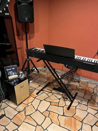 キーボード(YAMAHA P-145B) - ライブBAR HAND-CLAP 馬橋駅から徒歩5分のライブ会場貸切(楽器備え付け)の室内の写真