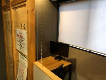 窓有りの広々個室です - 神戸駅前コワーキングスペース Suki_ma（スキマ） 【R-２】１名_鍵付き個室ブース_神戸駅前スキマの室内の写真