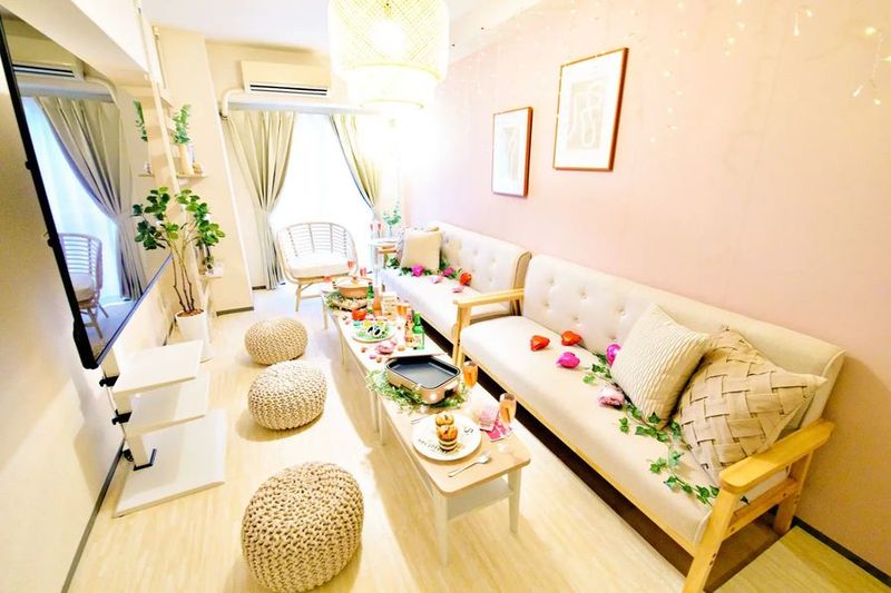 ピンクのアクセントクロスが映える26㎡の駅近パーティースペース - コミュスぺ！YOKOHAMA！