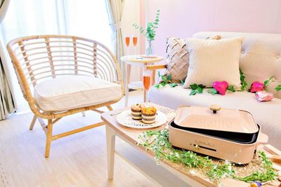 コミュスぺ！YOKOHAMA！ ピンクのアクセントクロスが映える26㎡の駅近パーティースペースの室内の写真