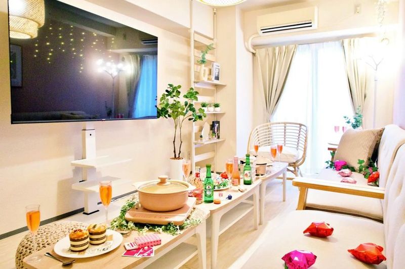 ピンクのアクセントクロスが映える26㎡の駅近パーティースペース - コミュスぺ！YOKOHAMA！