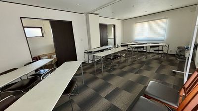 長机と椅子を並べた使用例 - 南部珈琲　２Fレンタルスペース 南部珈琲 2F 貸切レンタルスペース【Wi-Fi有り】の室内の写真