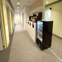 共用部 - comolu 赤坂見附 comolu赤坂見附　4人用会議室の室内の写真