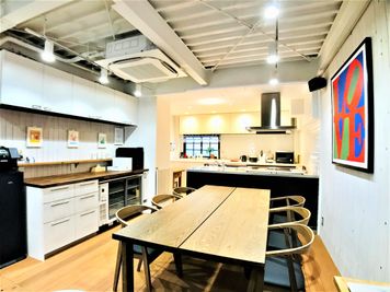 オーク材 ブラウンステイン2200x1000X740　1台
ダイニングチェアー 6脚　
 - 恵比寿キッチンレンタルスタジオ Talk Kitchen  恵比寿レンタルキッチンスタジオ /Talk Kitchenの室内の写真