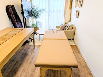 施術ベッドを導入しました。テーブルを移動すればサロンに変身。施術ベッドは入口左手のコートハンガーの場所に保管しています。 - R-BASE高田馬場 レンタルスペースの室内の写真