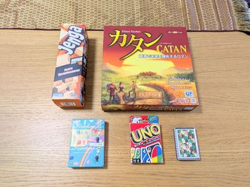 備え付けのゲーム類は、ボードゲーム『ito』、UNO、トランプでしたが、新たに『カタン』とジェンガを追加しました。 - R-BASE高田馬場 レンタルスペースの室内の写真