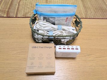備え付けのケーブル類に加えてUSB-AとUSB-Cで同時に10台まで充電できるチャージャーを導入しました。 - R-BASE高田馬場 レンタルスペースの室内の写真