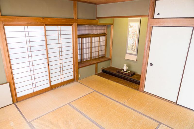 1階の和室スペースです。
障子越しの自然光がやわらかく入る落ち着いた空間で、
ポートレート撮影・和装撮影・商品撮影などにご利用いただけます。 - アトリエ『KAMO』 西賀茂 和室のアトリエ｜撮影・お稽古向けの室内の写真