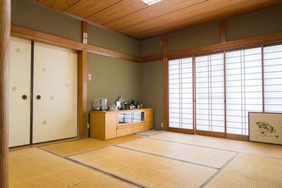撮影用スペースとしての貸し出しのため、家具や小物は必要に応じて移動可能です。 - アトリエ『KAMO』 西賀茂 和室のアトリエ｜撮影・お稽古向けの室内の写真