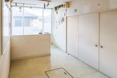 1階の洋室です。
現在は内装に年数を感じる状態のため、控室・機材置き・簡易的な撮影スペースとしての利用を想定しています。 - アトリエ『KAMO』 西賀茂 和室のアトリエ｜撮影・お稽古向けの室内の写真