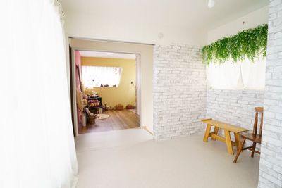 フォトスタジオTAMA 【京都・宇多野】自然光が差し込む白壁スタジオの室内の写真