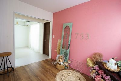 フォトスタジオTAMA 【京都・宇多野】自然光が差し込む白壁スタジオの室内の写真