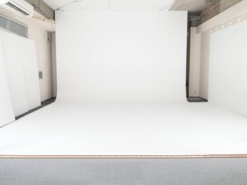 白ホリゾント撮影スタジオ。天井高2.9m、引き7.6m。ストロボ・カラーLED・ソフトボックス・スタンドなど豊富な撮影機材。  - Studio ZONA 市ヶ谷店