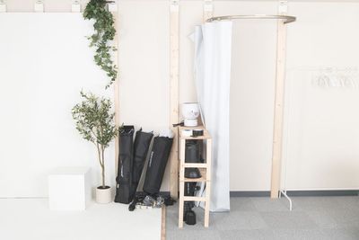 右側のスペース。機材置き場と更衣室。 - Studio ZONA 市ヶ谷店 Studio ZONA 市ヶ谷店 白ホリ撮影スタジオの室内の写真