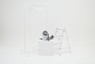 その他備品（ハンガーラック、サーキュレーター、スチームアイロン、スマホスタンド、脚立） - Studio ZONA 市ヶ谷店 Studio ZONA 市ヶ谷店 白ホリ撮影スタジオの設備の写真