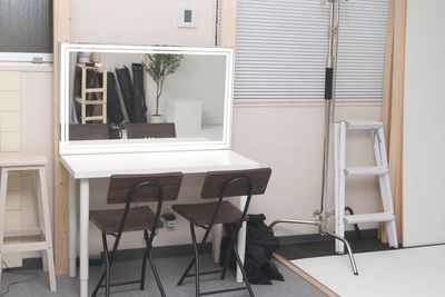 メイクデスク、鏡、椅子。 - Studio ZONA 市ヶ谷店 Studio ZONA 市ヶ谷店 白ホリ撮影スタジオの設備の写真