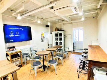 テーブル３卓　
スタッキングチェアー12脚
​昇降式ハイツール　4脚​ - 恵比寿キッチンレンタルスタジオ Talk Kitchen  恵比寿レンタルキッチンスタジオ /Talk Kitchenの室内の写真