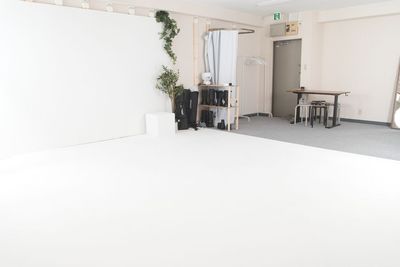白ホリゾントの壁側から見た入口周りのスペース。 - Studio ZONA 市ヶ谷店 Studio ZONA 市ヶ谷店 白ホリ撮影スタジオの室内の写真