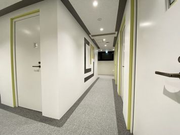 comolu 新橋SL広場側 comolu新橋SL広場側　4人用会議室の室内の写真