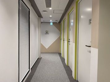 comolu 新橋SL広場側 comolu新橋SL広場側　4人用会議室の室内の写真