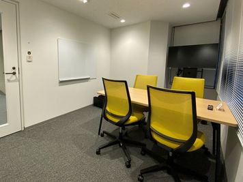 駅チカ徒歩3分！鍵つき完全個室・高速Wifi・ワイドモニター・ホワイトボード・コーヒーサーバー完備／4人用会議室 - comolu 新橋SL広場側