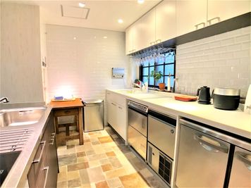 洗い物もスムーズに
45cm幅シンクと78cm幅の大型シンク - 恵比寿キッチンレンタルスタジオ Talk Kitchen  恵比寿レンタルキッチンスタジオ /Talk Kitchenの室内の写真