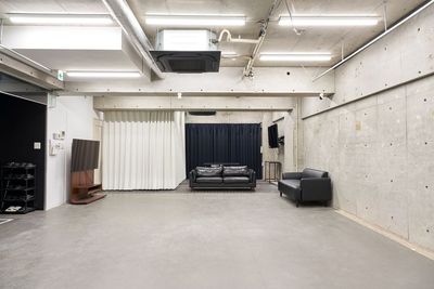 カーテンで仕切ることで待機スペースなどを確保できます。 - 桜新町 スタジオENTER 多目的撮影スタジオの室内の写真