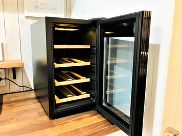 持込みワインもセラーで温度管理
PlusQ　BWC-008P
小型ワインセラー8本収納
4～22℃の幅広い温度設定  - 恵比寿キッチンレンタルスタジオ Talk Kitchen  恵比寿レンタルキッチンスタジオ /Talk Kitchenの設備の写真