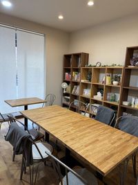 カフェテーブル４台カフェチェア８脚
簡易チェア８脚 - カフェスペースMaruten キッチン付きレンタルスペースの室内の写真