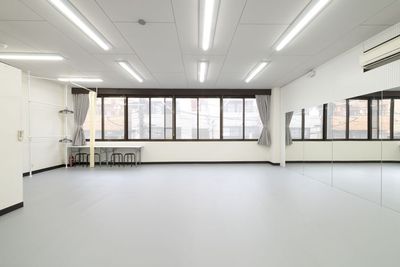 室内の照明も明るく、会議室・撮影・演劇など多用途に対応可能です - PALETTEスタジオ 百合ヶ丘の室内の写真