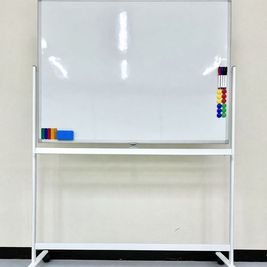ホワイトボード完備で会議室や講習会にも - PALETTEスタジオ 百合ヶ丘の室内の写真