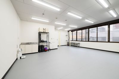 室内の照明も明るく、会議室・撮影・演劇など多用途に対応可能です - PALETTEスタジオ 百合ヶ丘の室内の写真