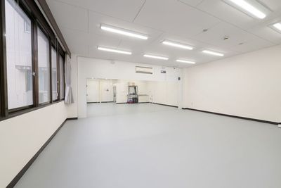 室内の照明も明るく、会議室・撮影・演劇など多用途に対応可能です - PALETTEスタジオ 百合ヶ丘の室内の写真