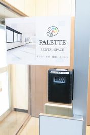 共用扉の入り口・キーボックス - PALETTEスタジオ 百合ヶ丘の入口の写真