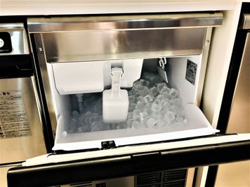 自然落下の大容量の
フルオート業務用製氷機 ホシザキ IM-35M-1

製氷機は自然落下時約10.5kgの貯氷量で氷で困ることはありません。 - 恵比寿キッチンレンタルスタジオ Talk Kitchen  恵比寿レンタルキッチンスタジオ /Talk Kitchenの設備の写真