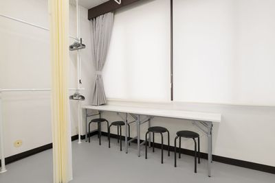 机と椅子を使って会議室・演劇・撮影目的にもご使用いただけます。 - PALETTEスタジオ 百合ヶ丘の設備の写真