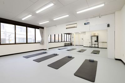 鏡６面は４名が手足を伸ばしたゆったりとしたスペースで運動できます - PALETTEスタジオ 百合ヶ丘の室内の写真