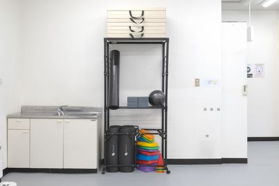 水道は自由にご利用いただけます。
備品類の棚です - PALETTEスタジオ 百合ヶ丘の設備の写真