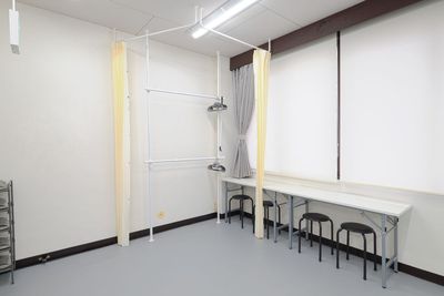 更衣室・衣類掛け・机・椅子 - PALETTEスタジオ 百合ヶ丘の室内の写真