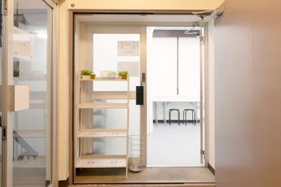 共用扉を開けて、スタジオの入り口扉を開けた様子 - PALETTEスタジオ 百合ヶ丘の入口の写真