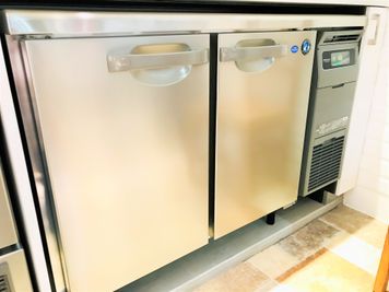 大容量の冷凍室を備える業務用冷凍冷蔵庫
ホシザキ　RTF-120SNG-R
冷蔵庫マイナス温度帯対応 
冷凍庫は−6〜12℃ - 恵比寿キッチンレンタルスタジオ Talk Kitchen  恵比寿レンタルキッチンスタジオ /Talk Kitchenの設備の写真