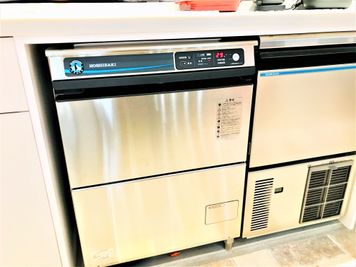 後片付けがラクラク
業務用大型食洗器
ホシザキJWE400TUB
大皿16枚がわずか90 秒で洗浄できる大容量の業務用洗浄機です。
 - 恵比寿キッチンレンタルスタジオ Talk Kitchen  恵比寿レンタルキッチンスタジオ /Talk Kitchenの設備の写真
