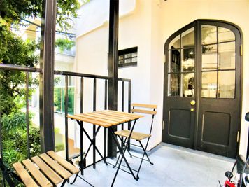 喫煙はこちらで - 恵比寿キッチンレンタルスタジオ Talk Kitchen  恵比寿レンタルキッチンスタジオ /Talk Kitchenの入口の写真