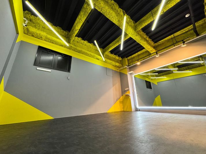 BUZZ熊本 1st｜ダンス・撮影向けバイカラースタジオ - 【BUZZ熊本】ダンスレンタルスタジオ 24時間OK