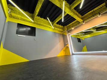 【BUZZ熊本】ダンスレンタルスタジオ 24時間OK BUZZ熊本 1st｜ダンス・撮影向けバイカラースタジオの室内の写真