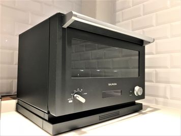 BALMUDA The Range　K04A-BK
レンジに冷凍食品を解凍/半解凍する機能
オーブン調理100〜250°Cを10°C単位対応 - 恵比寿キッチンレンタルスタジオ Talk Kitchen  恵比寿レンタルキッチンスタジオ /Talk Kitchenの設備の写真