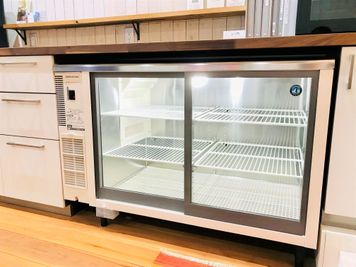 持ち込んだ食材も安心保存大型の冷蔵ショーケース
ホシザキ　RTS-120NB2
庫内温度も2〜12℃に設定可能です。 - 恵比寿キッチンレンタルスタジオ Talk Kitchen  恵比寿レンタルキッチンスタジオ /Talk Kitchenの設備の写真