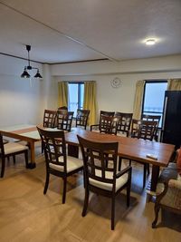 4人掛けと6人掛けのリビングです - 荘苑覚王山 SSSの設備の写真